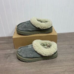 Use women UGG  Tazzette slippers in grey suede with a sheepskin size 9
